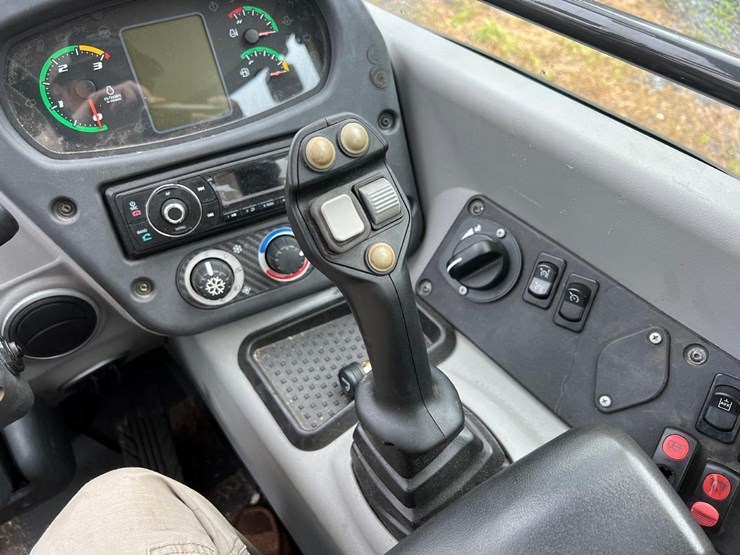 2019-case-221f-wheel-loader-image-22