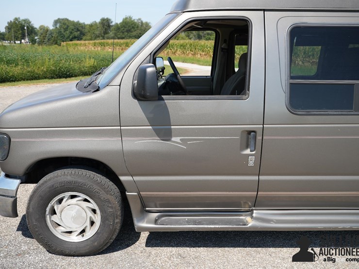 run-#23---2003-ford-e150-conversion-van-image-15