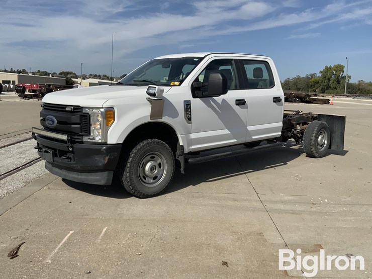 2017-ford-f350-xl-super-duty-4x4-crew-cab-&-chassis-image-1