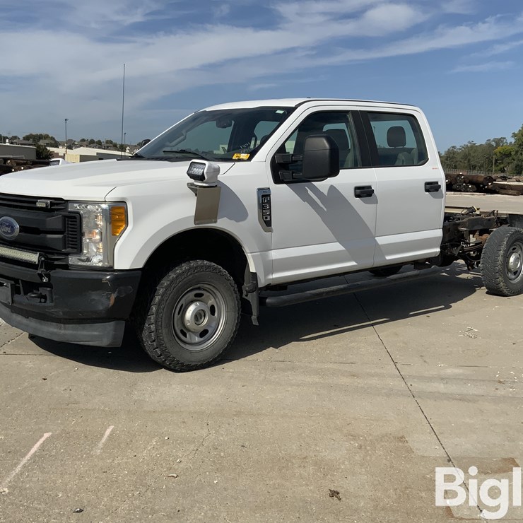 2017 Ford F350 XL Super Duty 4x4 Crew Cab & Chassis