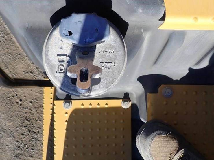 2024-caterpillar-320gc-image-16