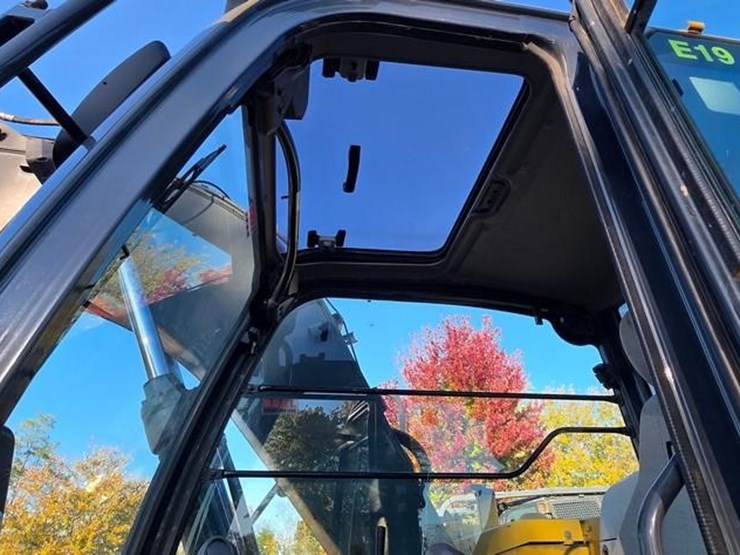 2015-deere-135g-image-70