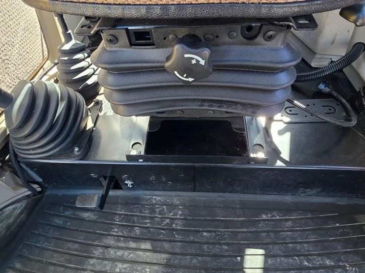 2019-john-deere-5100e-image-60