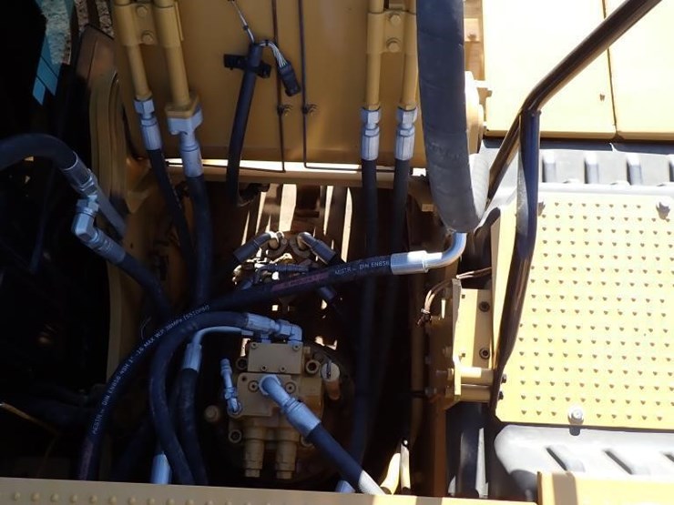 2024-caterpillar-320gc-image-24