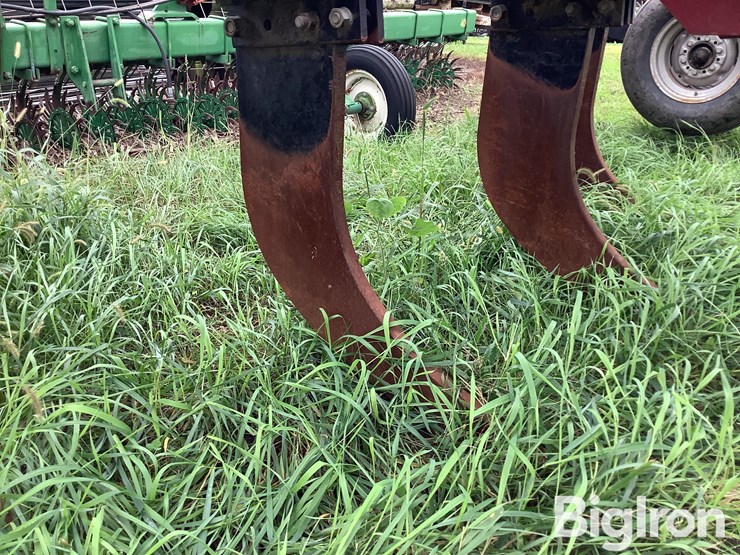 case-ih-14-v-ripper/subsoiler-plow-image-14