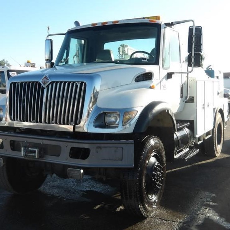 2003 INTERNATIONAL 7400