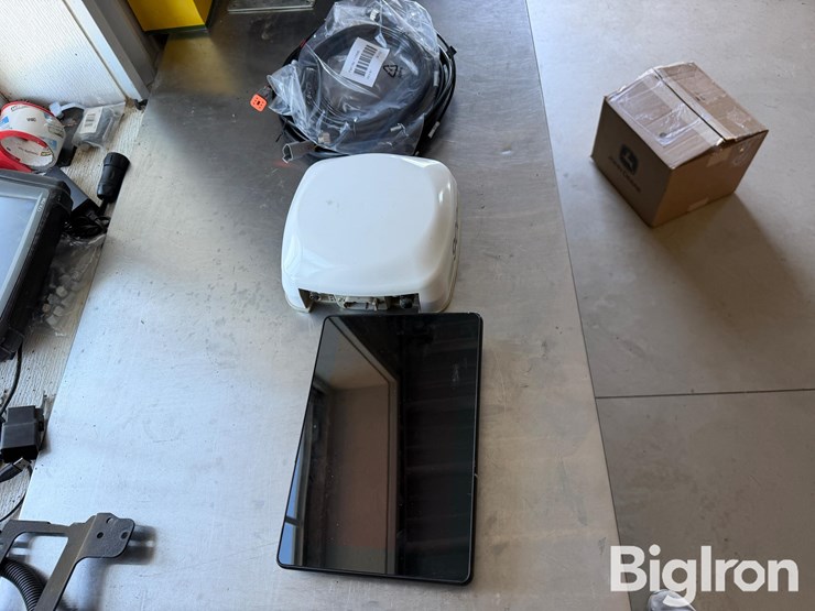 2021-trimble-xcn-1050-&-nav-900-globe-&-display-image-2
