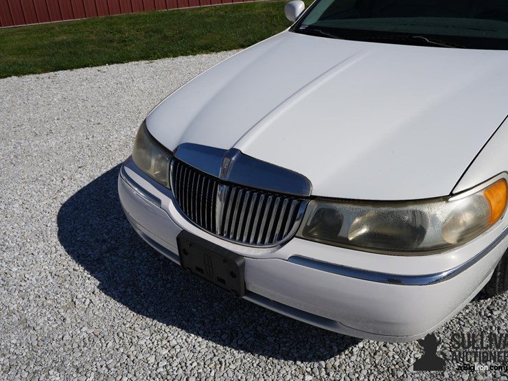 run-#41---1999-lincoln-town-car-signature-series-image-9
