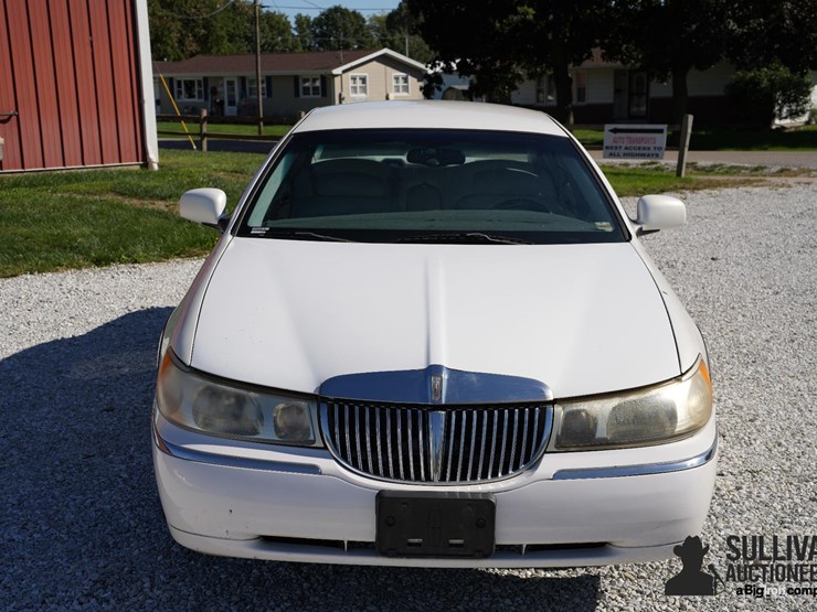 run-#41---1999-lincoln-town-car-signature-series-image-2