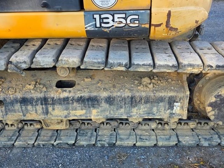 2015-deere-135g-image-30