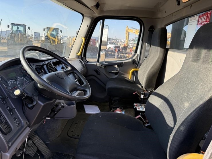 2019-freightliner-m2-dump-truck-image-7