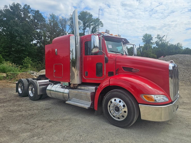 #15801-•-2012-peterbilt-384-sleeper-truck-image-48