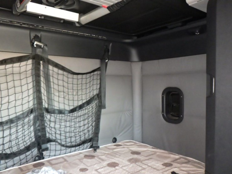 2019-freightliner-cascadia-126-image-6