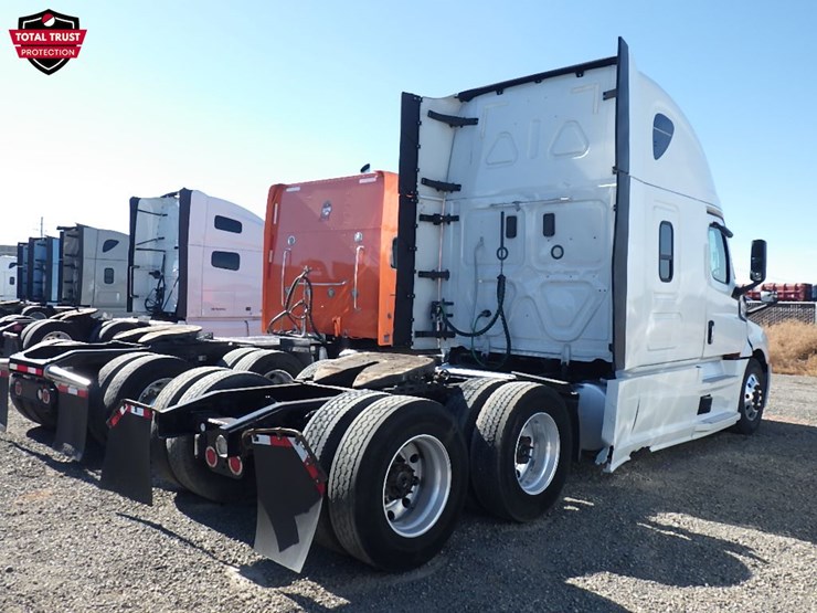 2022-freightliner-cascadia-126-image-13