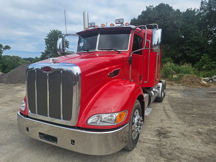 #15801-•-2012-peterbilt-384-sleeper-truck-image-2