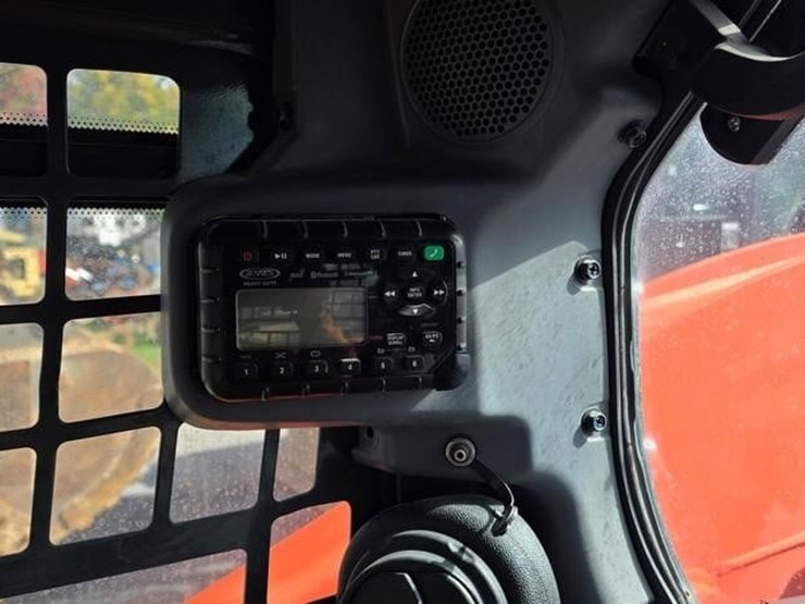 2019-kubota-ssv75-image-53