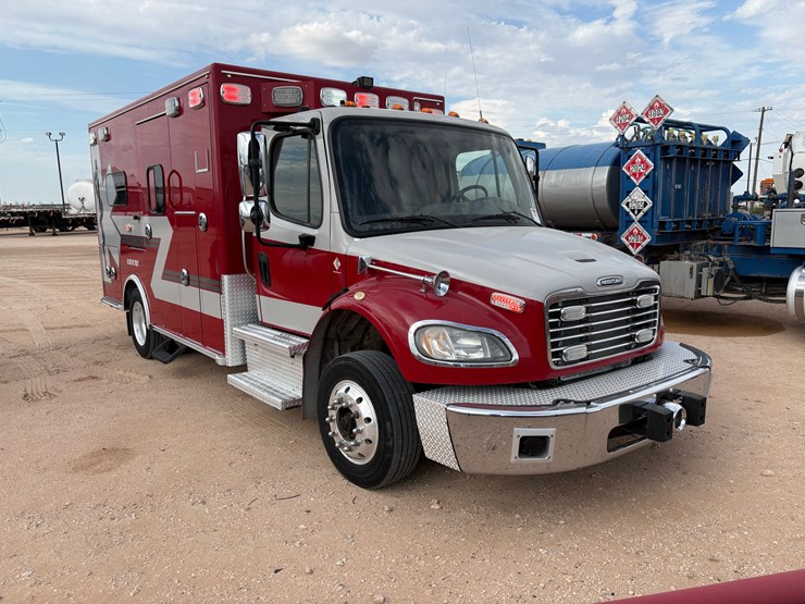 2016-freightliner-m2-106-image-4