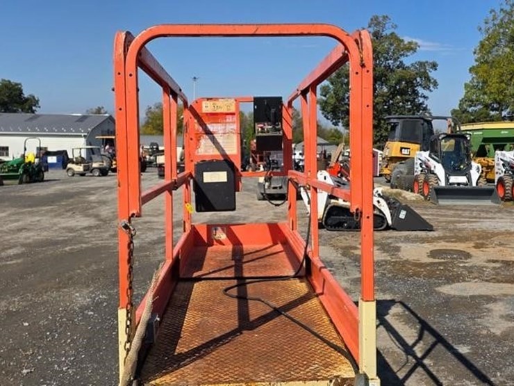 2002-jlg-2032e2-image-13