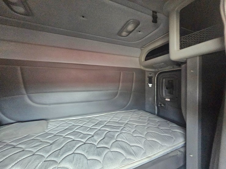 #15801-•-2012-peterbilt-384-sleeper-truck-image-94