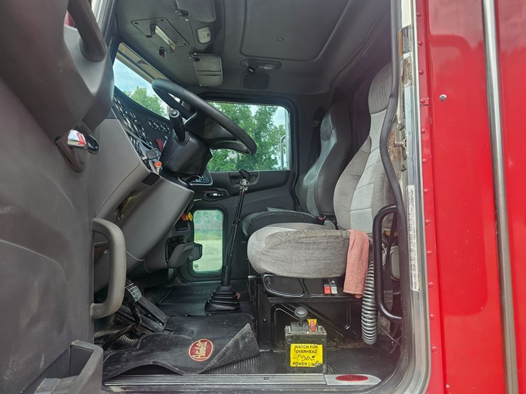 #15801-•-2012-peterbilt-384-sleeper-truck-image-78