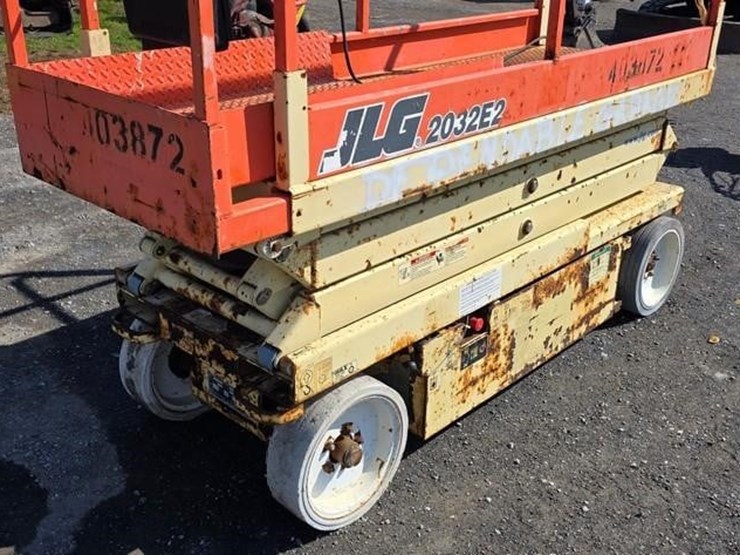 2002-jlg-2032e2-image-18