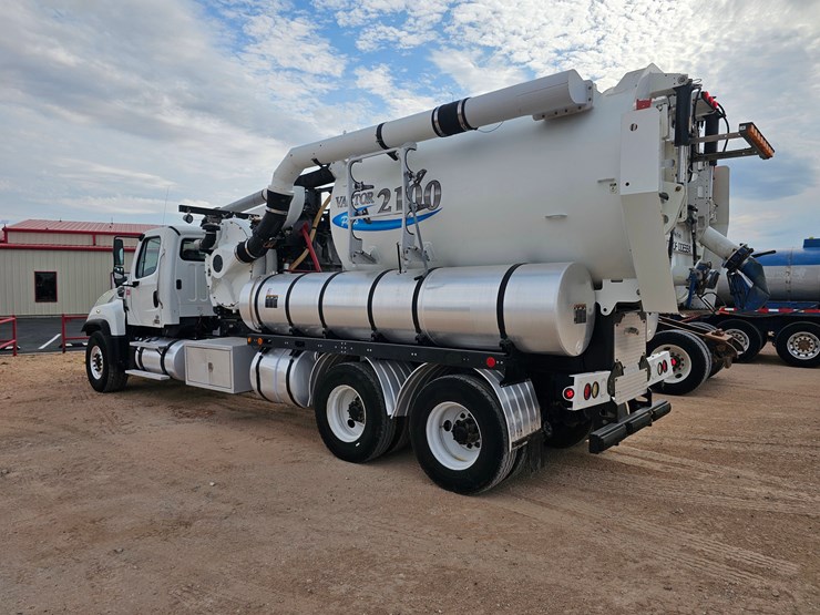 2013-freightliner-114sd-image-3