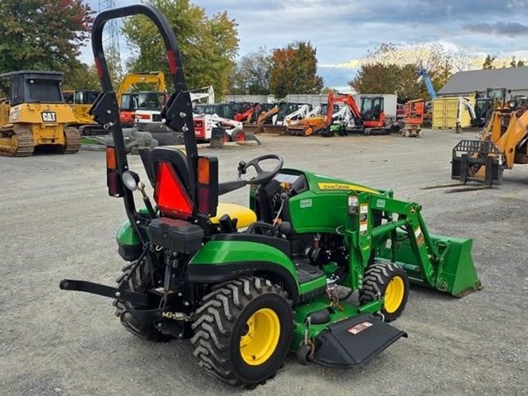 2014-john-deere-1025r-image-3