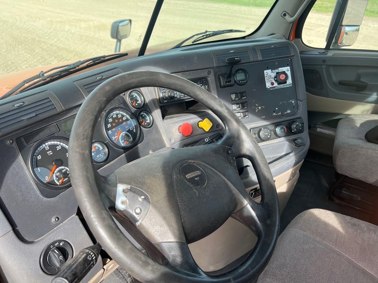 2015-freightliner-cascadia-day-cab-image-14