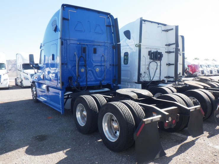 2017-freightliner-cascadia-125-image-12