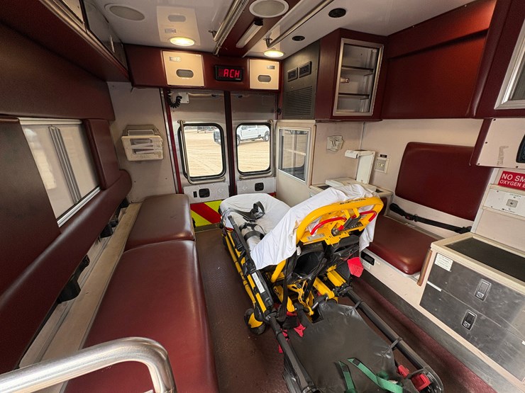 2016-freightliner-m2-106-image-7