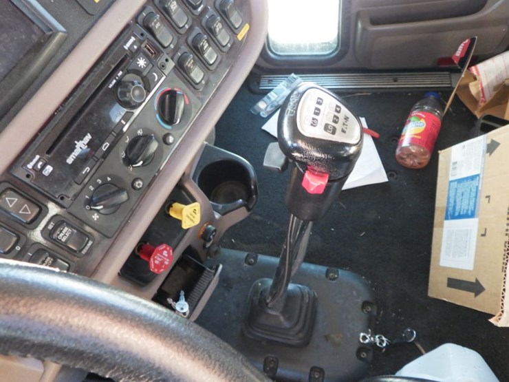 2021-peterbilt-389-image-21