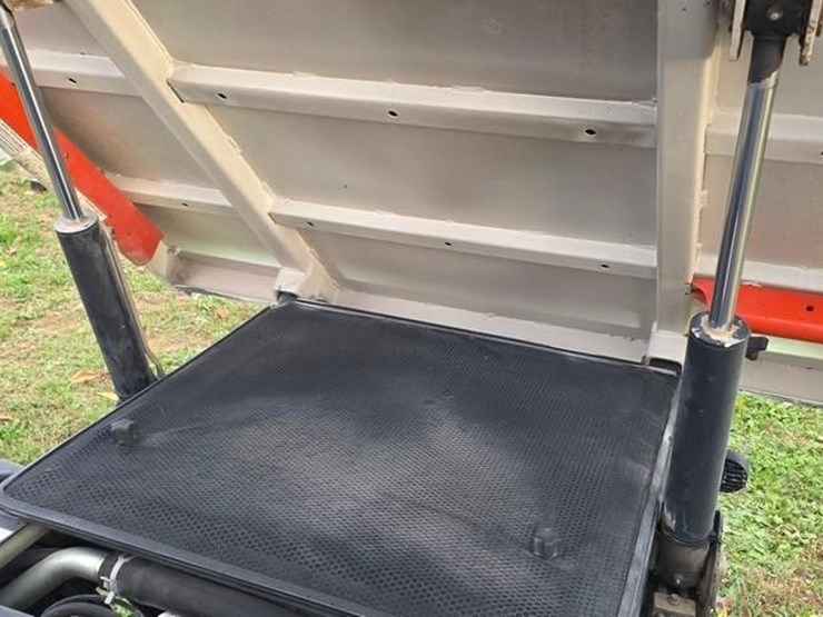 2003-bobcat-toolcat-5600-image-40