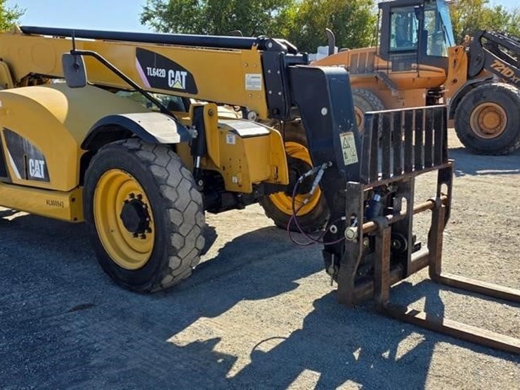 2018-caterpillar-tl642d-image-2