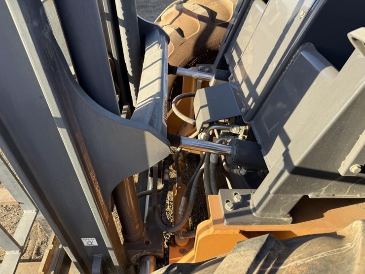 2019-case-588h-rough-terrain-forklift-image-19