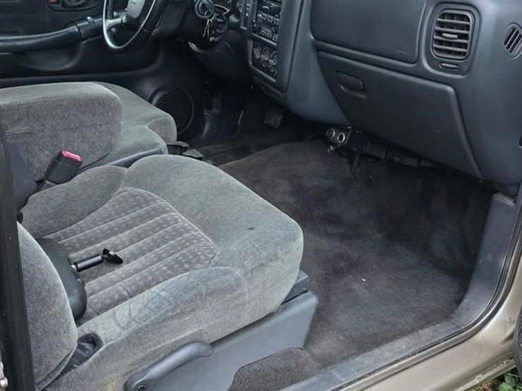 2002-chevrolet-s10-image-11