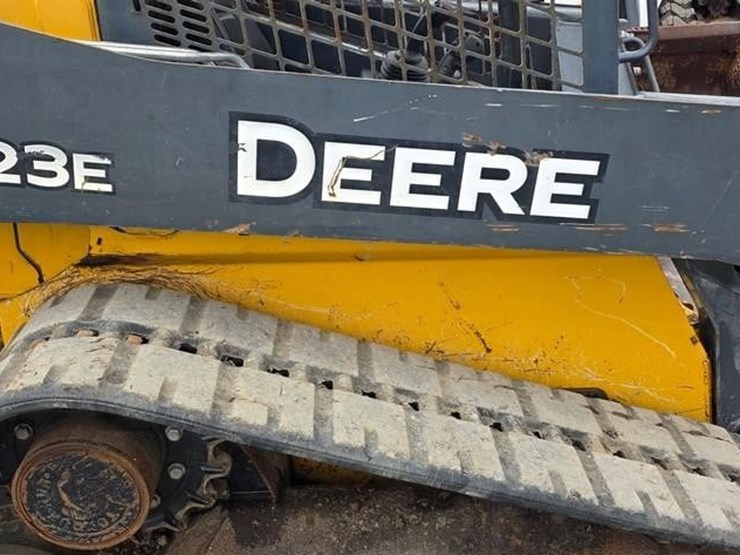 2017-deere-323e-image-12