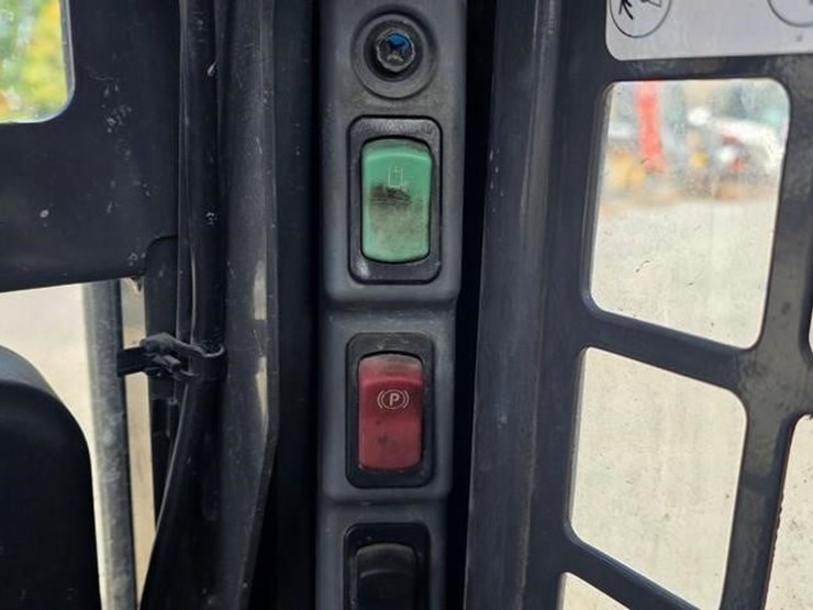 2019-kubota-ssv75-image-52