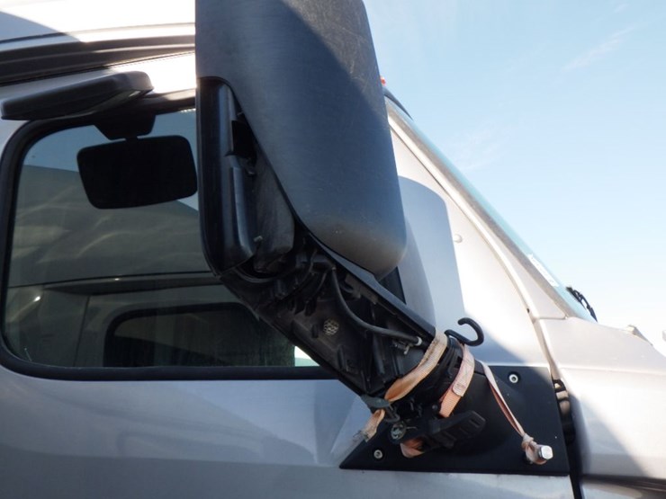 2019-freightliner-cascadia-126-image-5