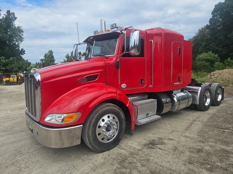 #15801-•-2012-peterbilt-384-sleeper-truck-image-7