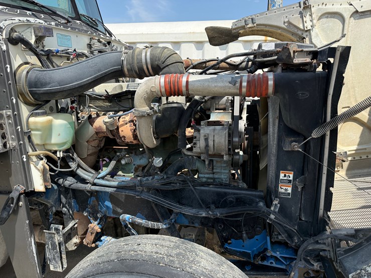 2002-peterbilt-379-image-25