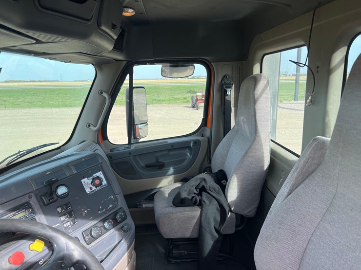 2015-freightliner-cascadia-day-cab-image-15
