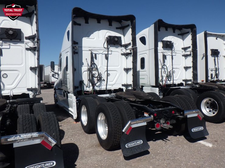 2023-freightliner-cascadia-126-image-13