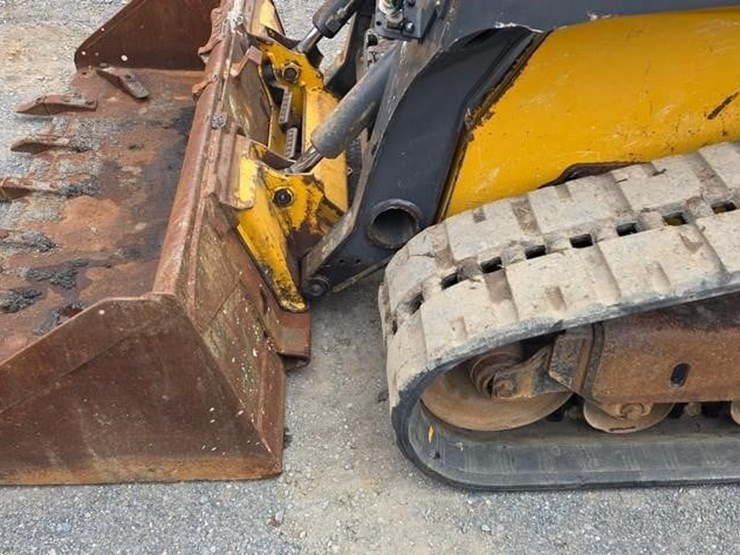2017-deere-323e-image-31
