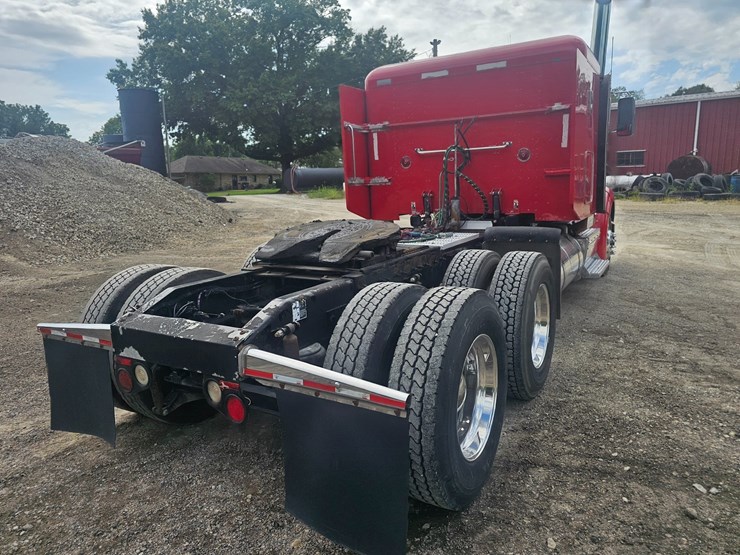 #15801-•-2012-peterbilt-384-sleeper-truck-image-33