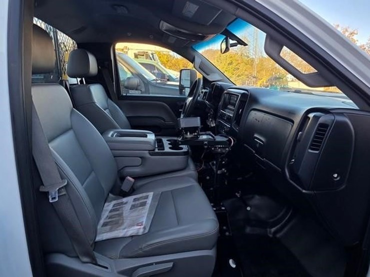2015-chevrolet-silverado-3500hd-image-46
