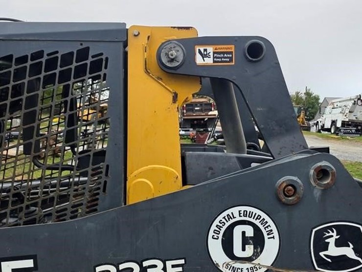 2017-deere-323e-image-26