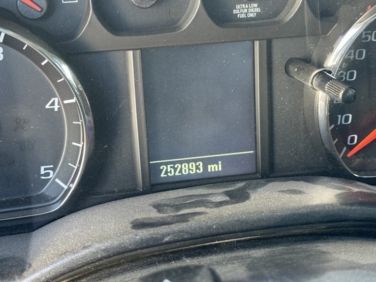 2015-chevrolet-silverado-2500-image-24