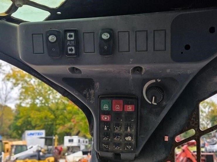 2017-deere-323e-image-48