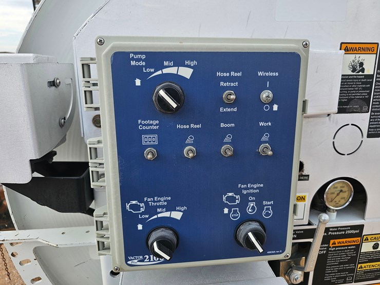 2013-freightliner-114sd-image-16