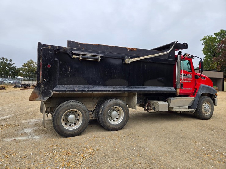 2012-caterpillar-ct660-image-17